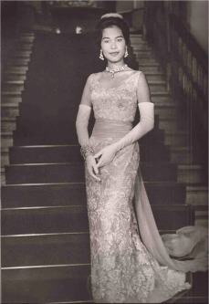 1960 - Rainha Sirikit usando Balmain